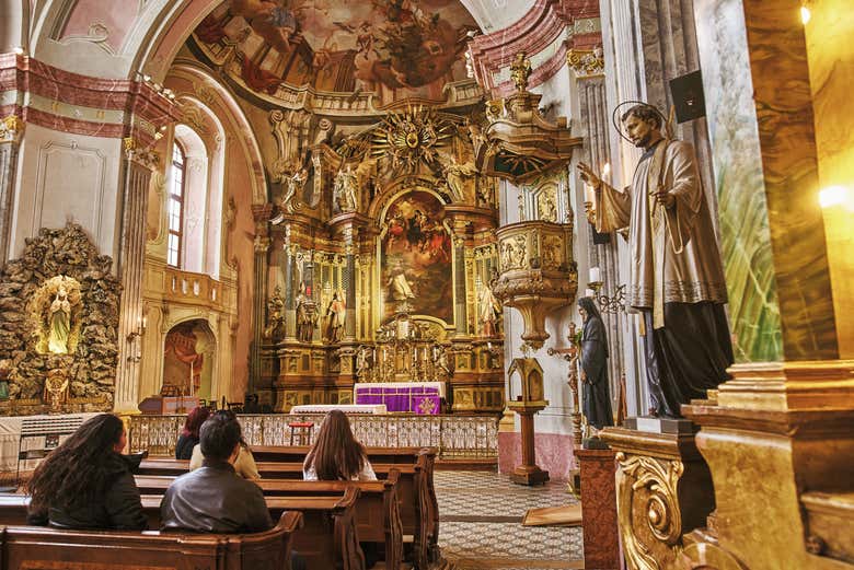 Contemplando los detalles del templo de San Miguel