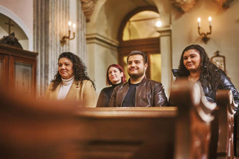 Disfrutando del concierto de órgano en la iglesia de San Miguel
