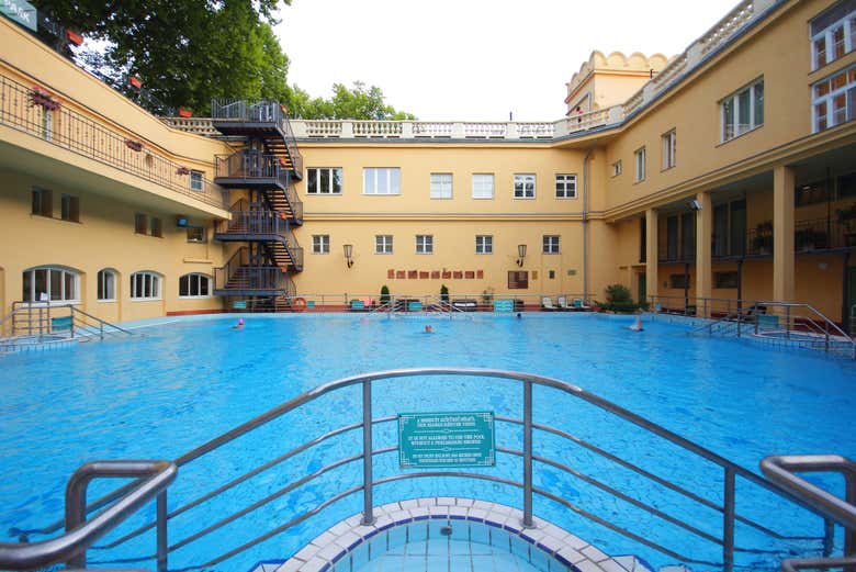 Piscina esterna delle terme Lukácsw