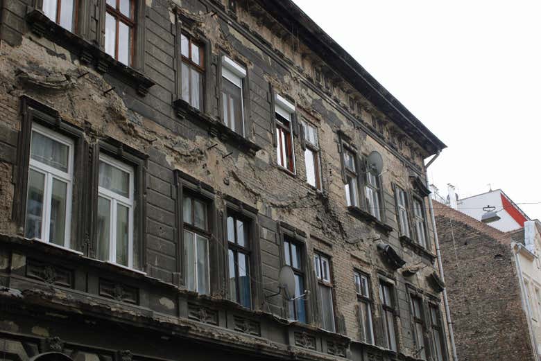 Contemplando antiguos edificios