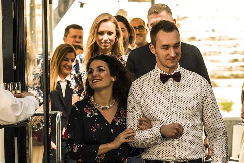Entrez dans le bateau de croisière