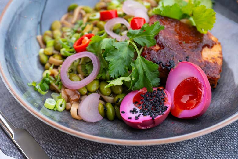 Tofu marinado agridulce
con habas de edamame, fideos udon
y hu