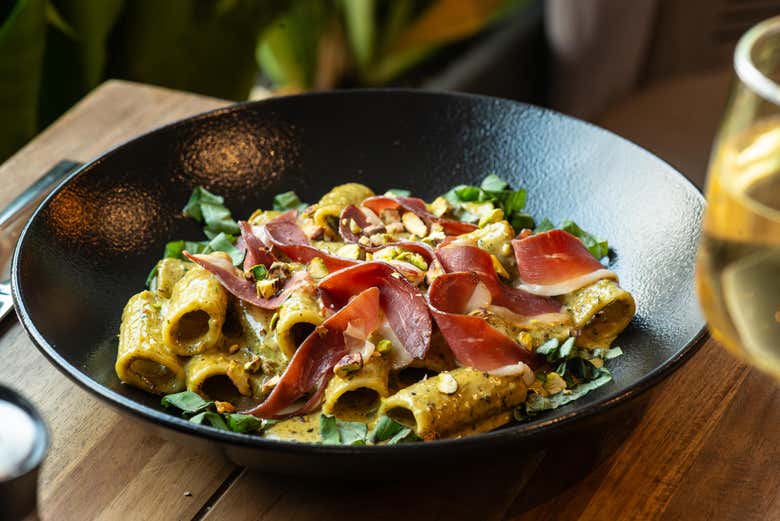 Rigatoni con pechuga de pato ahumada
con pistachos
en salsa de
