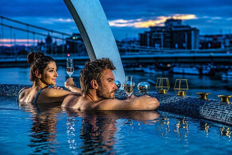 Piscina panorámica en la azotea de los Baños Rudas
