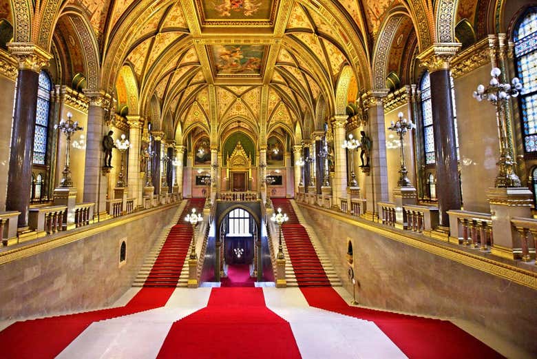 Escalera principal del Parlamento de Budapest