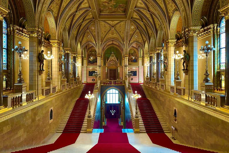 Escalera principal del Parlamento de Budapest