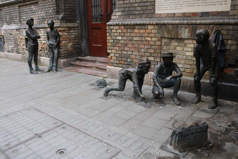 Esculturas de los chicos de la calle Pál