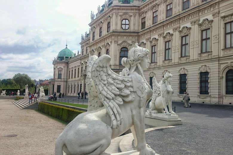 Esfinge Rococó frente al palacio Belvedere
