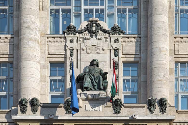 Estatua de Franz Liszt en la fachada de la Academia