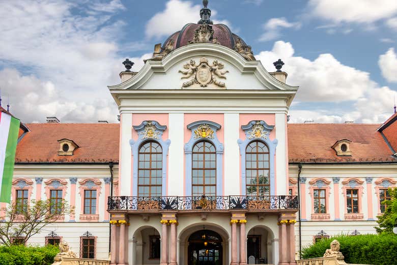 Façade principale du château de Gödöllő