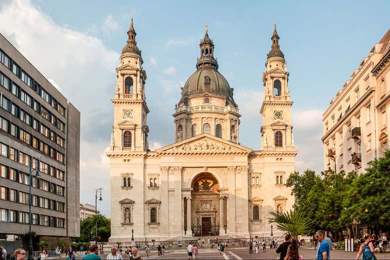 Vue sur la façade principale de la basilique