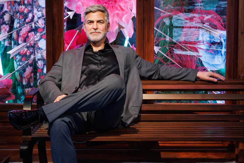 Get pictures with lifelike figures of celebs