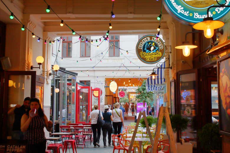 Gozsdu udvar, la galleria con bar e ristoranti