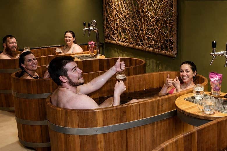 Compartid un baño de cerveza inolvidable con amigos