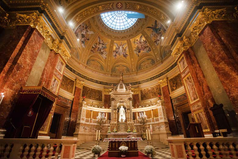 Découvrez l'intérieur de la basilique
