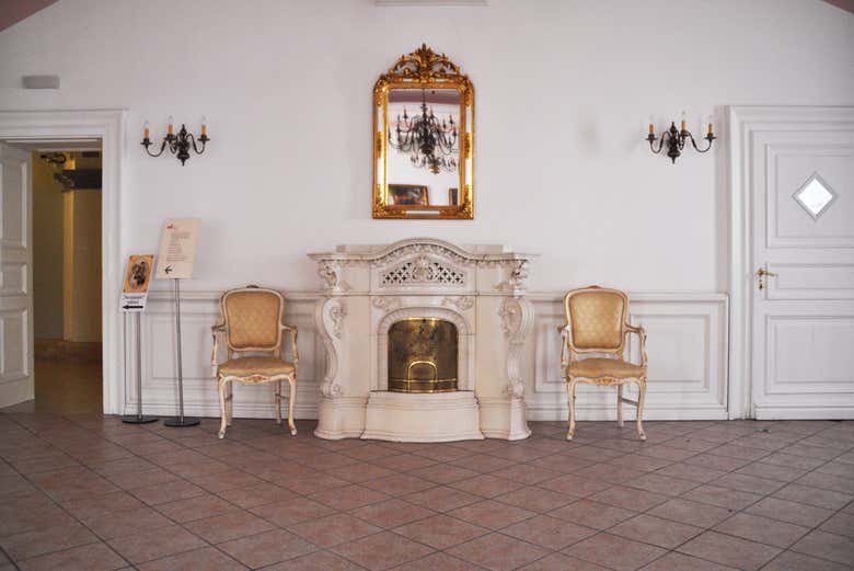 Salle à l'intérieur du château de Gödöllő avec une cheminée