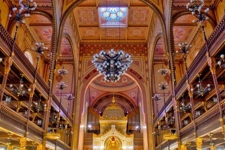 Step inside the majest Budapest Synagogue