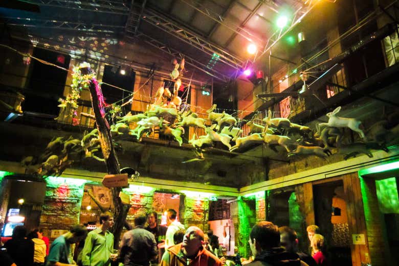Luces y decoración de un ruin pub en Budapest