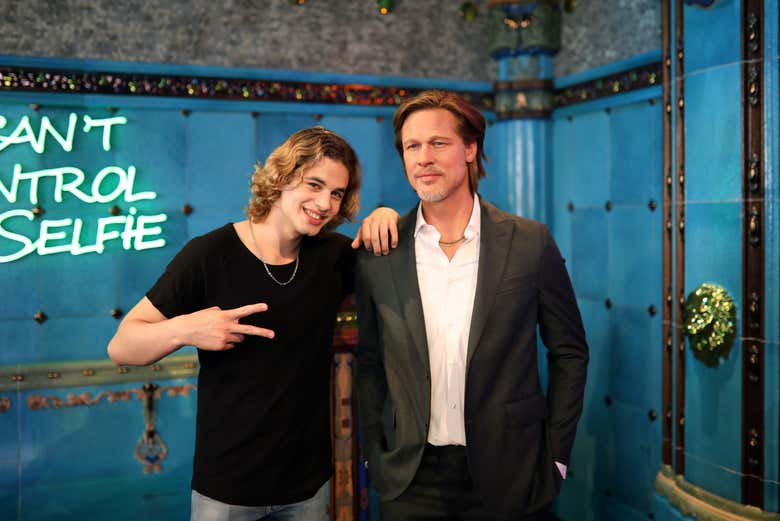 In posa con Brad Pitt