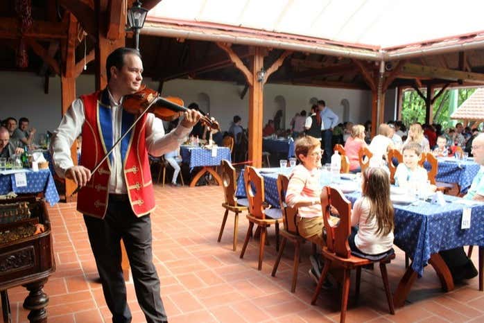 Disfrutando de la atmósfera con música en el rancho Tanyacsárda