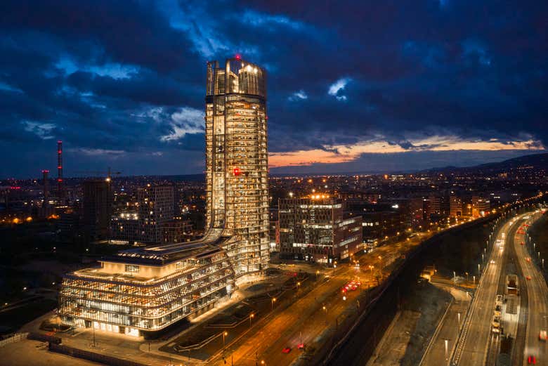 Edificio SkyDeck Tower iluminado al anochecer