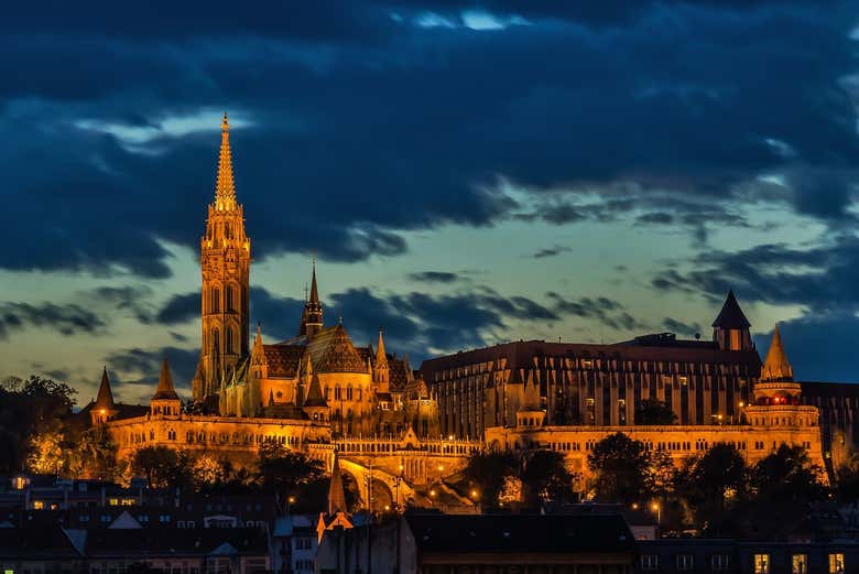 Cai a noite sobre o castelo de Buda
