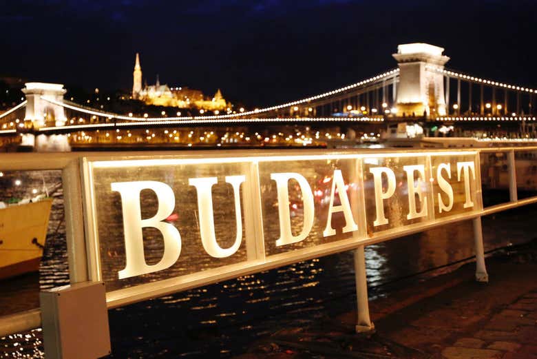 Anochecer a orillas del Danubio en Budapest
