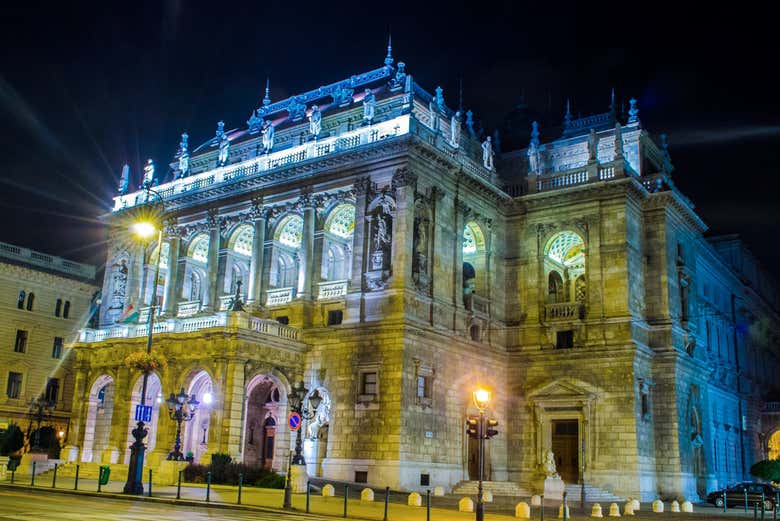 Ópera Estatal de Budapest de noche