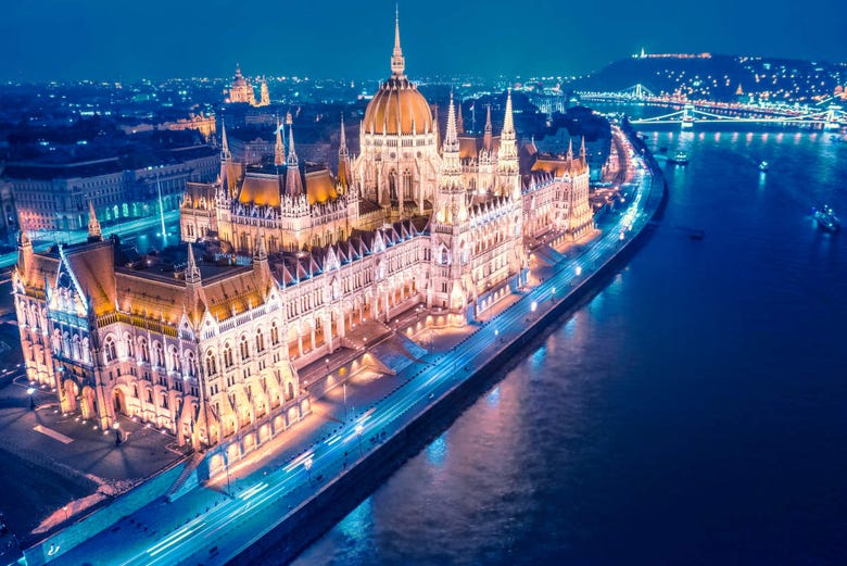 Parlamento de Budapeste iluminado