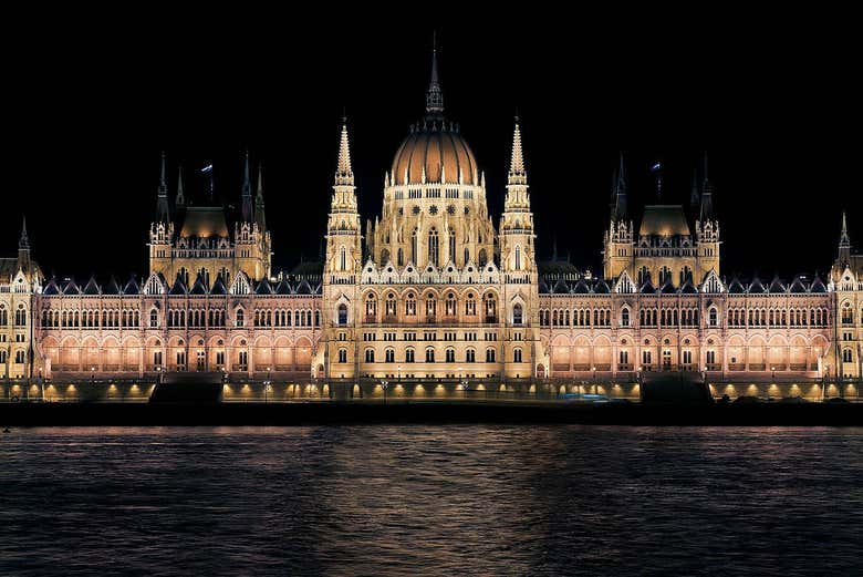 Parlamento de Budapest al caer la noche