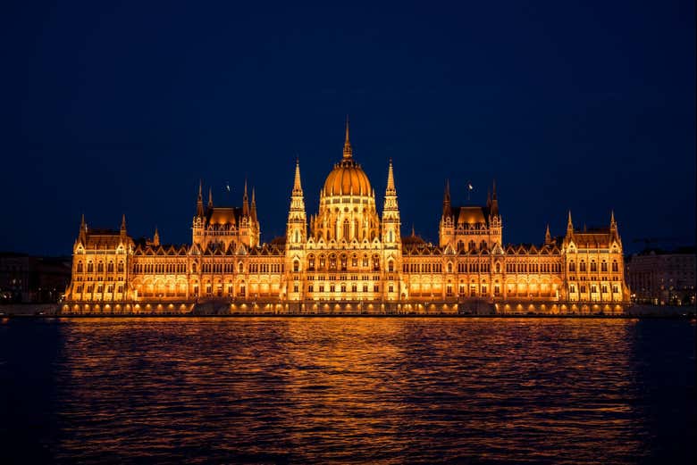 Il Parlamento di Budapest illuminato al tramonto