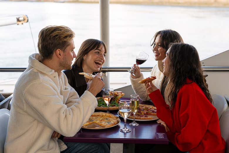 Disfrutando de una pizza en el crucero