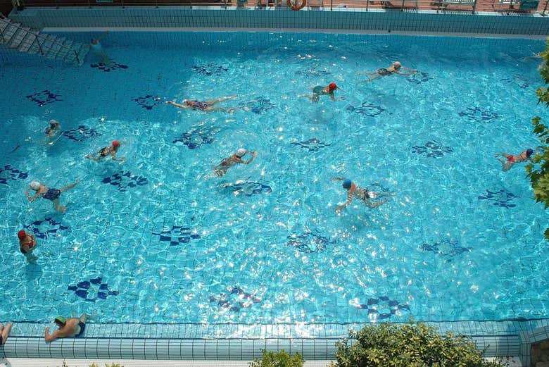 PIscina esterna delle terme vista dall'alto