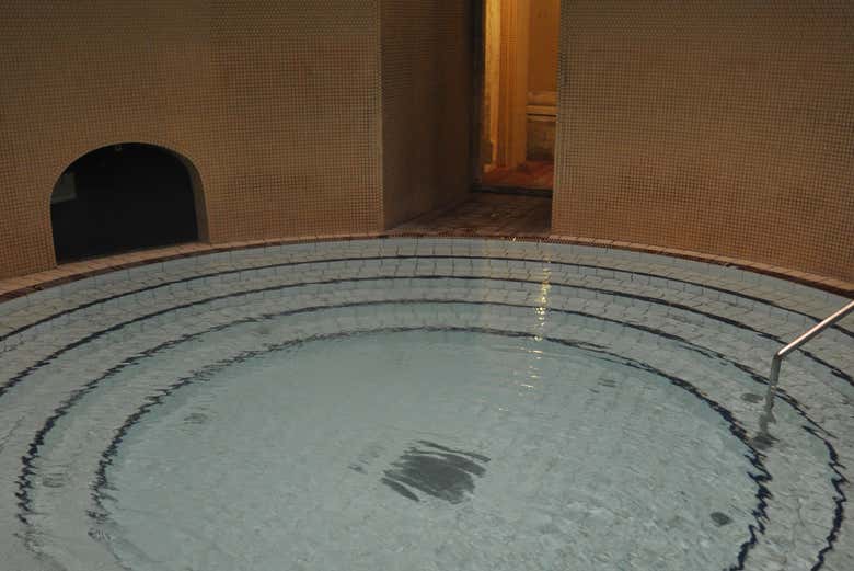 Piscina circolare all'interno delle terme