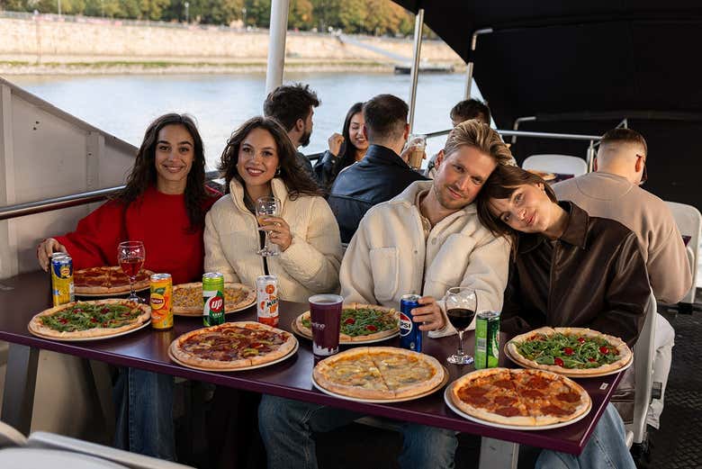 Disfrutando del crucero con pizza