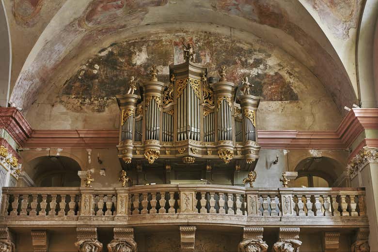 Órgano de tubos situado en el coro de la Iglesia de San Miguel
