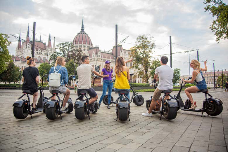 Disfrutando del paseo sobre las scooters