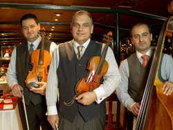 Musicisti in una cena in barca