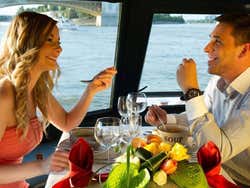Pranzando in una barca sul Danubio