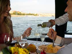 Coppia cenando in barca