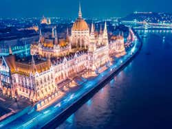 Parlamento di Budapest illuminato