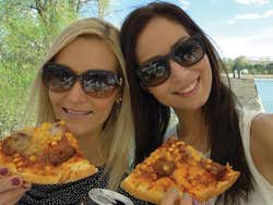 Mangiando una pizza vicino al Danubio