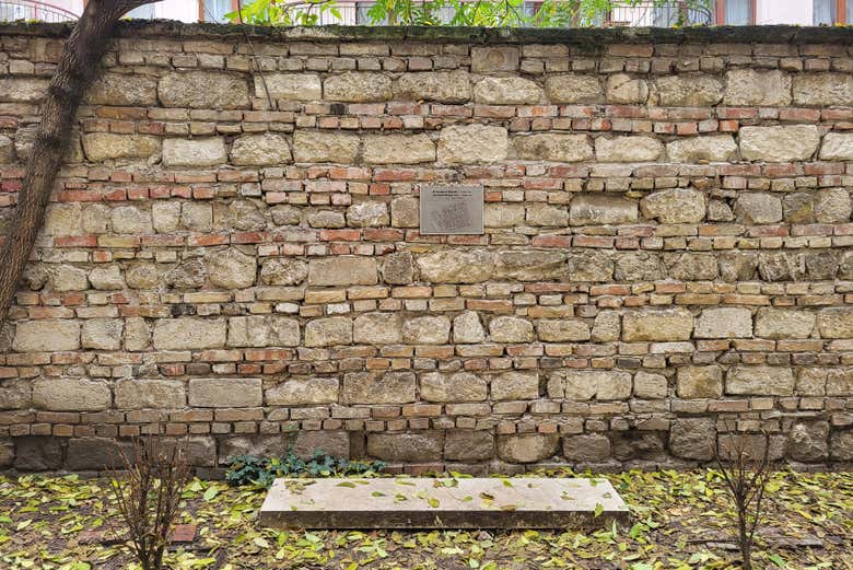 Una delle tombe del cimitero ebraico di Budapest