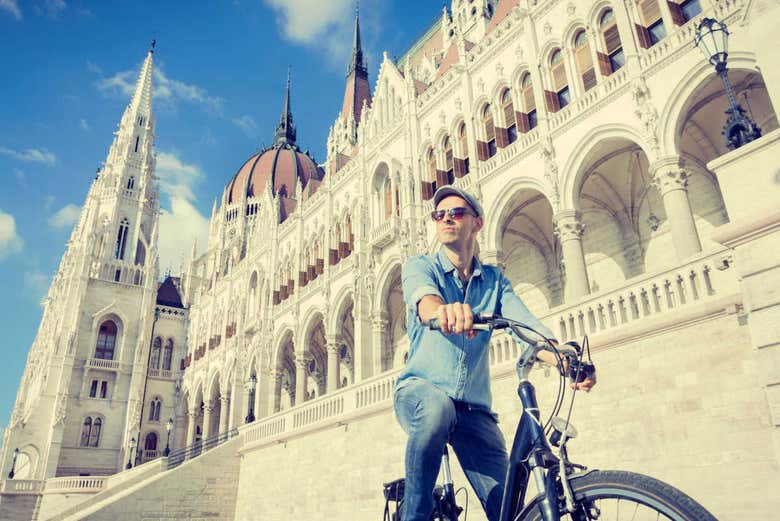 Pedalando vicino al Parlamento dell'Ungheria