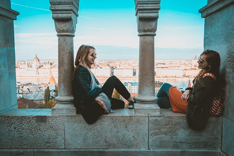 Dos chicas con Budapest de fondo