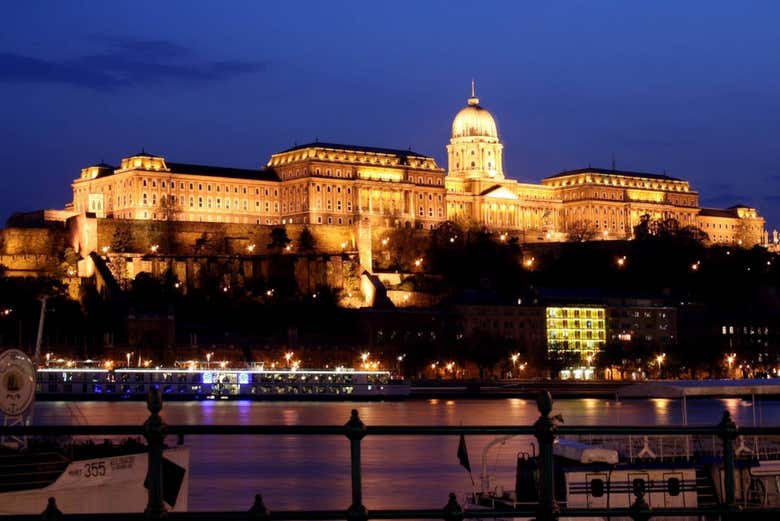 Castillo de Budapest iluminado