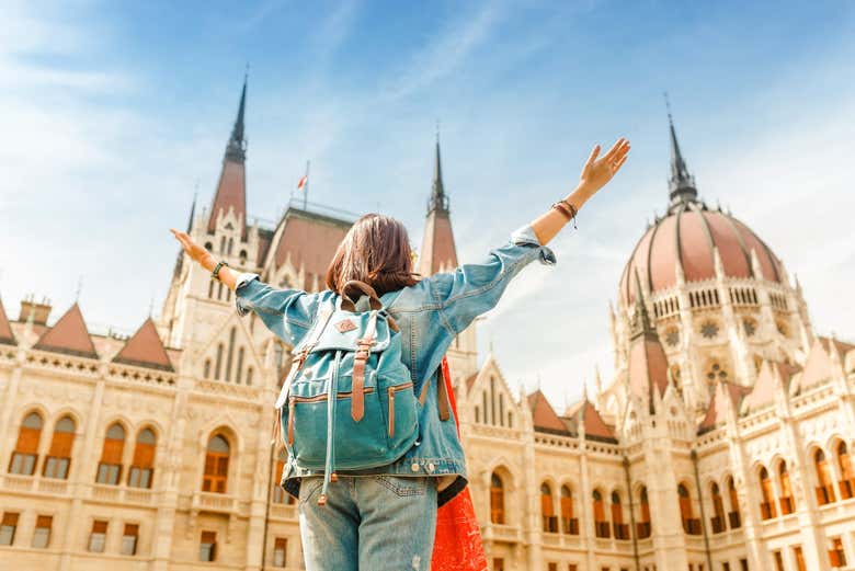 Turista frente al Parlamento de Budapest