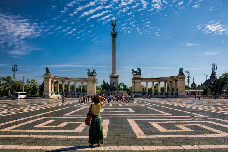 Visitando a Praça dos Heróis