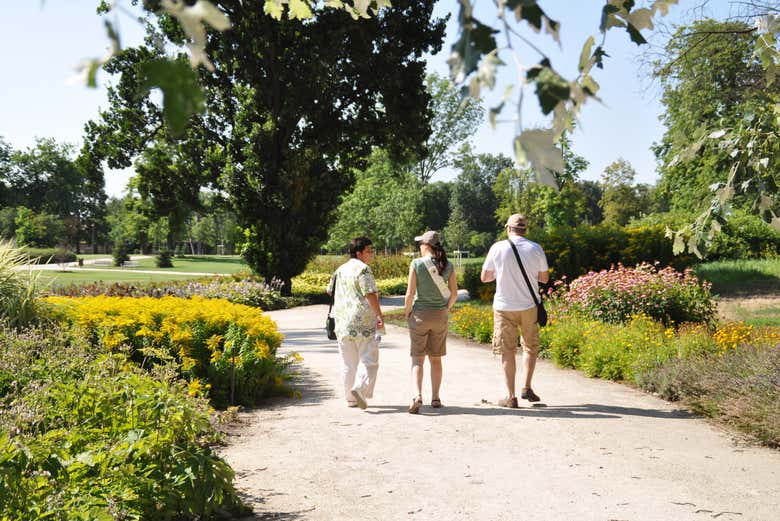 Visiteurs dans les jardins du château de Gödöllő