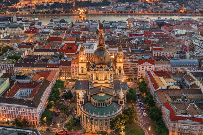 Vue aérienne sur l'église et la ville de Budapest